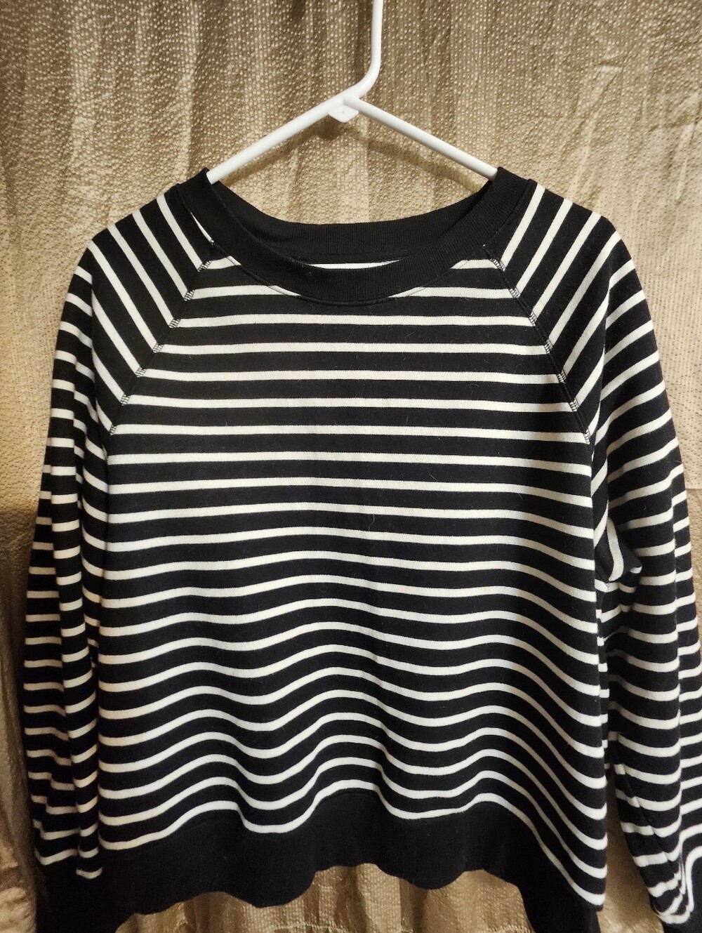 Old Navy Black and White Striped Crewneck Sweater Size L⁸